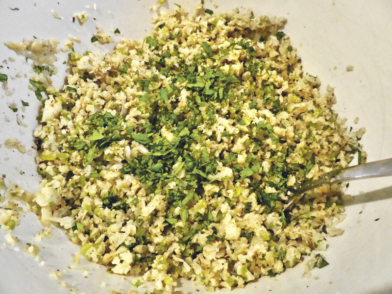 Blumenkohl-Reis mit Minze und grüner Paprika